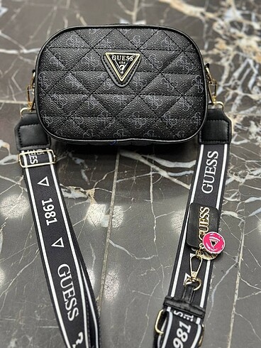 Guess Koruma astarlı Uzun ayarlanabilir askılı Askısında marka 