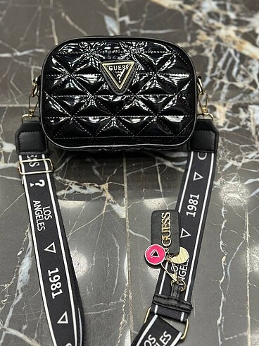 Guess Koruma astarlı Uzun ayarlanabilir askılı Askısında marka 