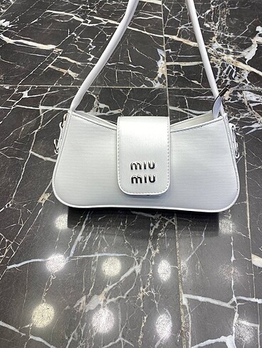 Miu Miu Astarlı Uzun askı yok Fermuar kapamalı ÖLÇÜ:
