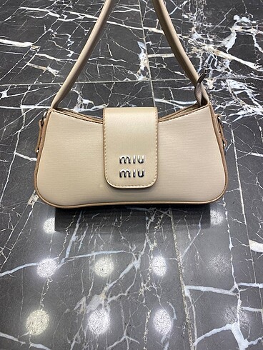 Miu Miu Astarlı Uzun askı yok Fermuar kapamalı ÖLÇÜ: