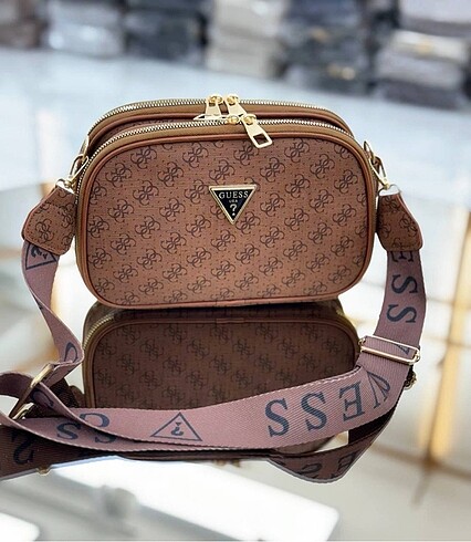 Guess Astarsız 3 gözlü Çift fermuar kapamalı ve tek mıknatıs ka