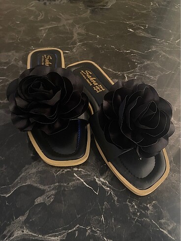 Zara SATEN GÜL TERLİK 37-38-39-40 Mevcuttur. Dar kalıptır. Örn. 36 ye