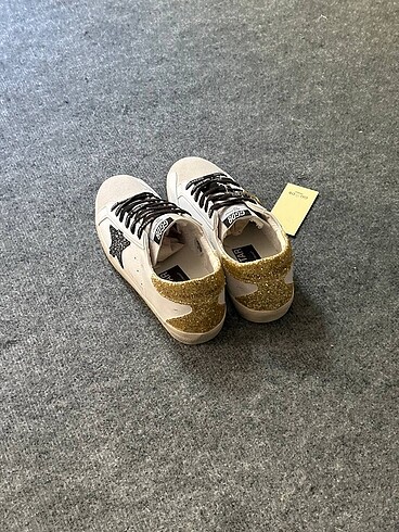 36 Beden beyaz Renk GOLDEN GOOSE DELUXE SARI -SİYAH (siyah bağcıklı)