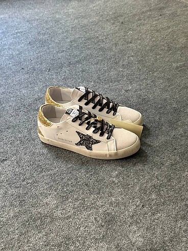 GOLDEN GOOSE DELUXE SARI-SİYAH (siyah bağcıklı)