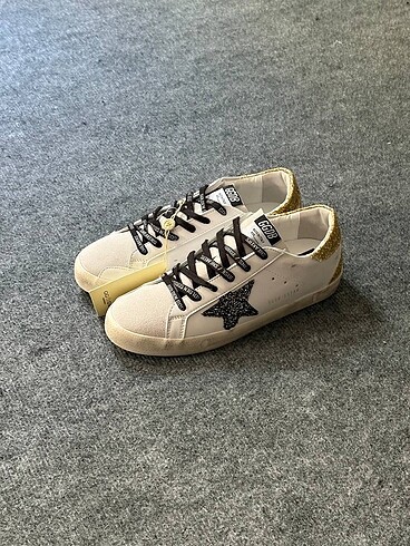 Golden Goose Deluxe GOLDEN GOOSE DELUXE SARI-SİYAH (siyah bağcıklı)