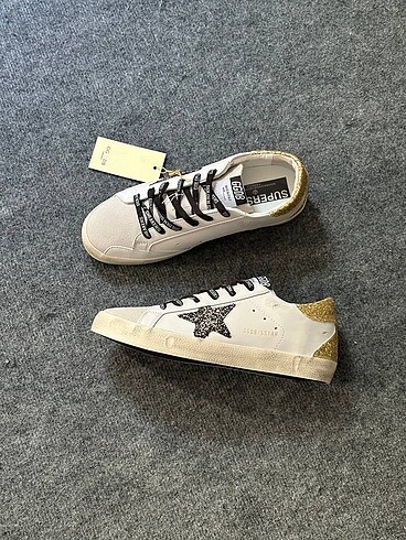 40 Beden GOLDEN GOOSE DELUXE SARI-SİYAH (siyah bağcıklı)