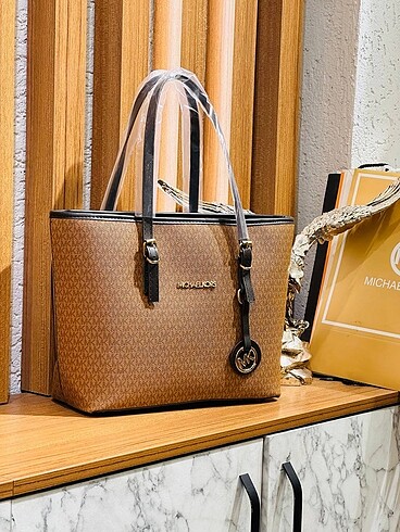 Michael Kors Kova model Astarlı İçinde fermuarsız cep var Uzu