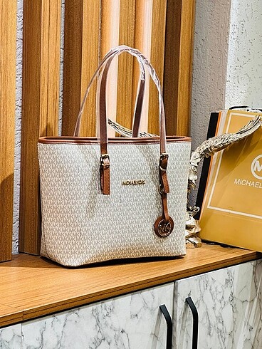 Michael Kors Kova model Astarlı İçinde fermuarsız cep var Uzu