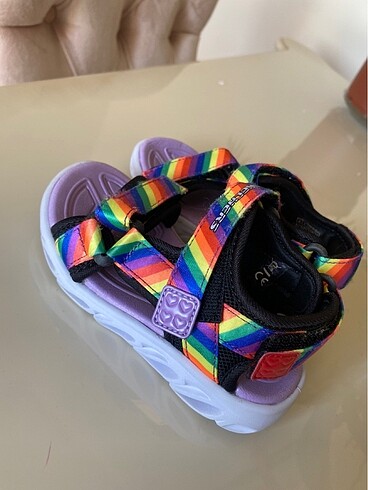 Skechers 24 numara kız çocuk sandaleti