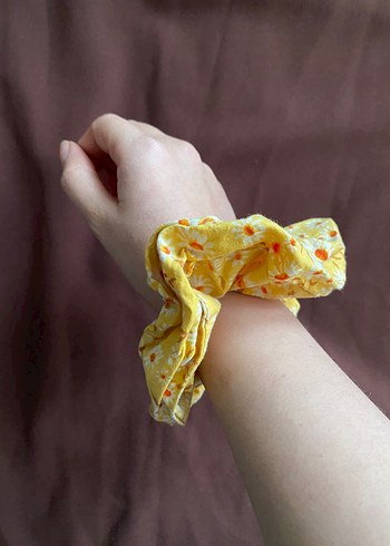 Sarı Çiçek Desenli Keten Lastikli Saç Tokası - Görsel 2