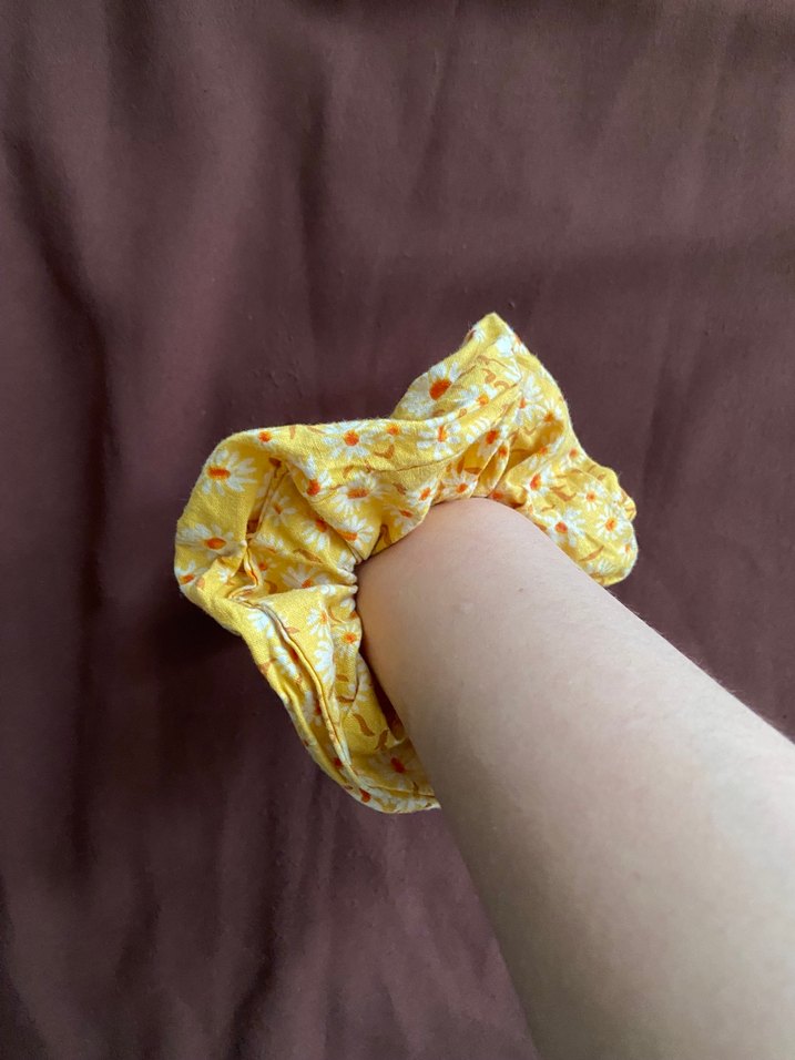 Sarı Çiçek Desenli Keten Lastikli Saç Tokası - Görsel 3
