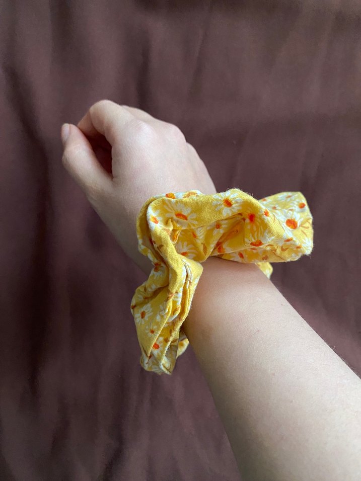 Sarı Çiçek Desenli Keten Lastikli Saç Tokası - Görsel 2