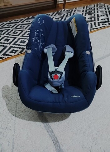 Bebek puset ile hastane çıkışı