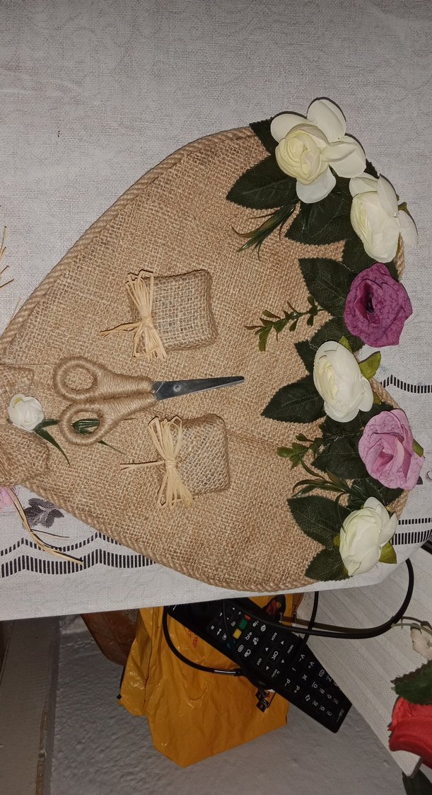 Çiçekli Kalp Şeklinde Dekoratif Makaslık - Görsel 2