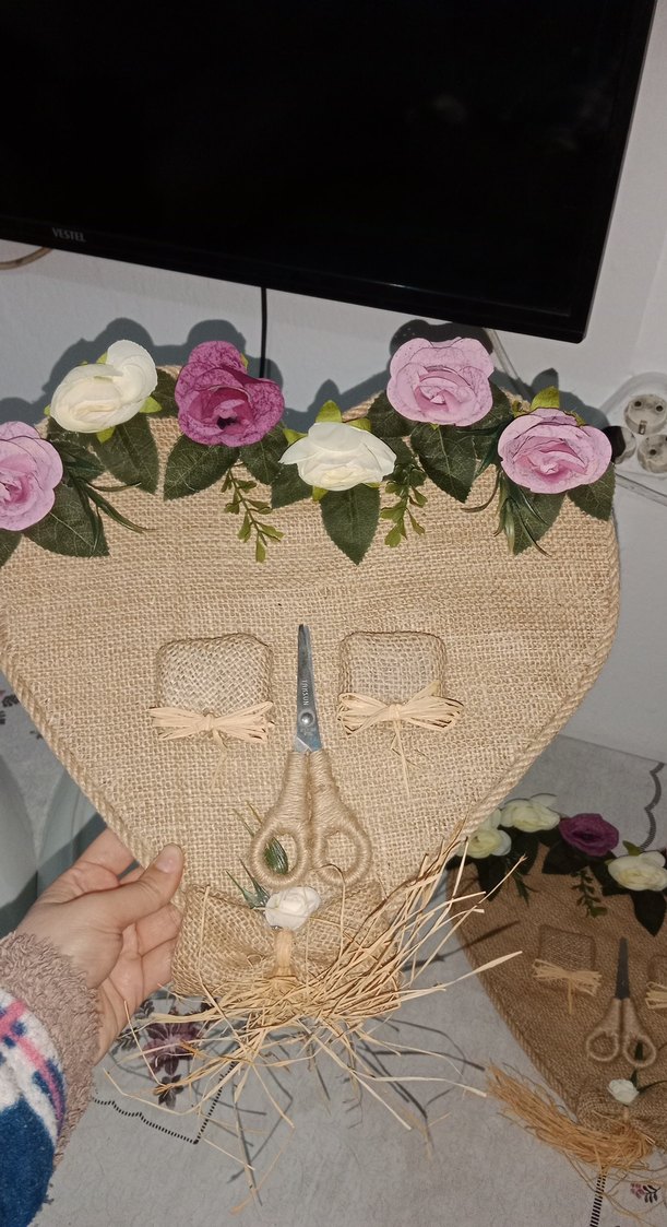 Çiçekli Kalp Şeklinde Dekoratif Makaslık - Görsel 3