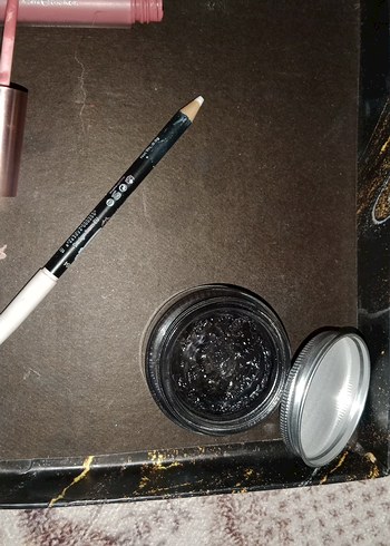 Bej ve Gri Makyaj Ürünleri Seti - Görsel 2