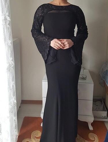 Siyah kolları dantel payet detaylı abiye