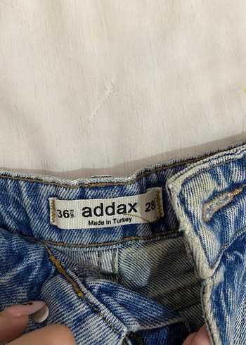 Düğmeli Mavi Bağlama Desenli Kot Şort - Görsel 2