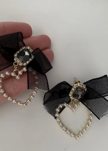 Siyah Fiyonk ve İnci Detaylı Küpe - Görsel 3