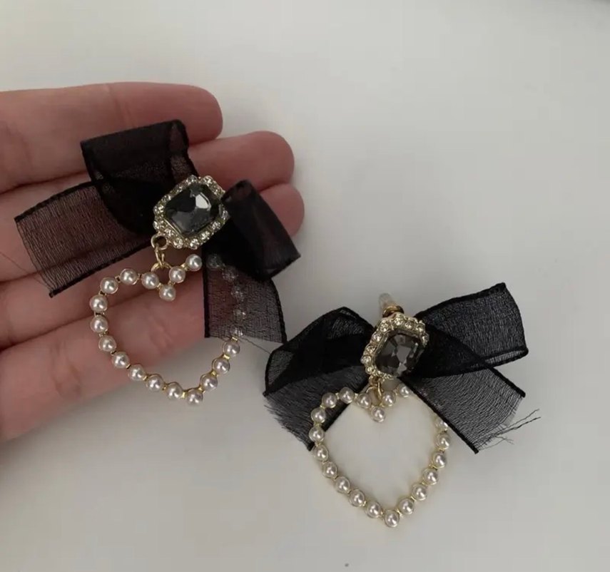 Siyah Fiyonk ve İnci Detaylı Küpe - Görsel 3