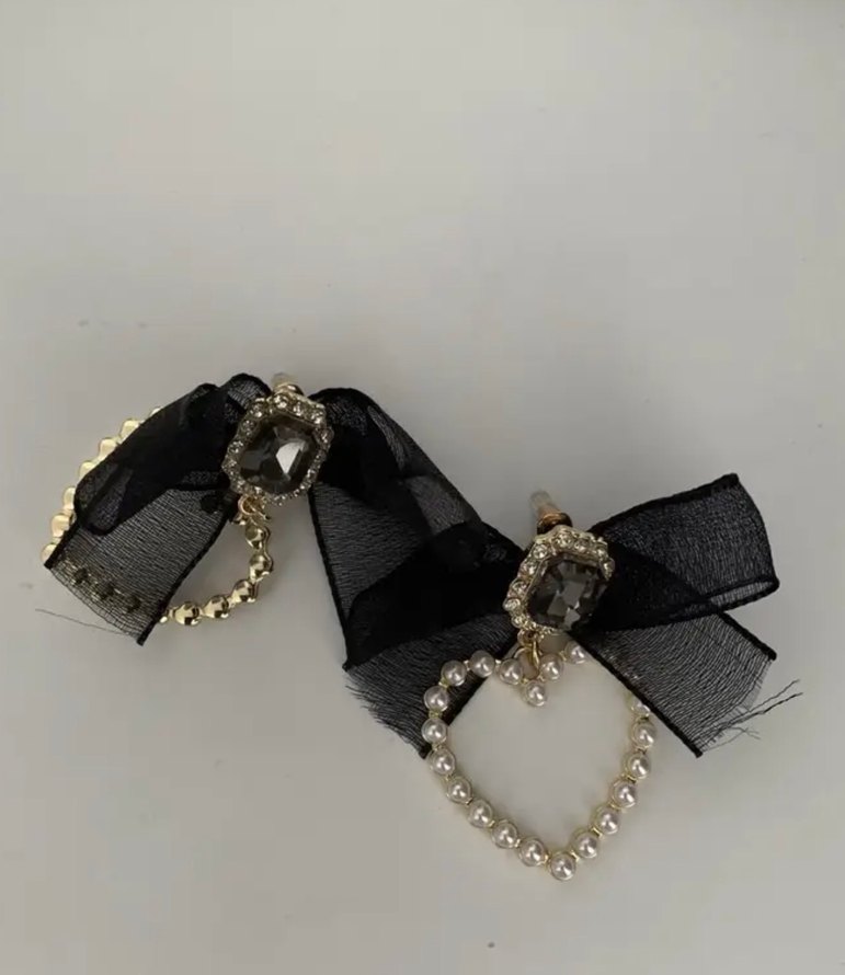 Siyah Fiyonk ve İnci Detaylı Küpe - Görsel 2