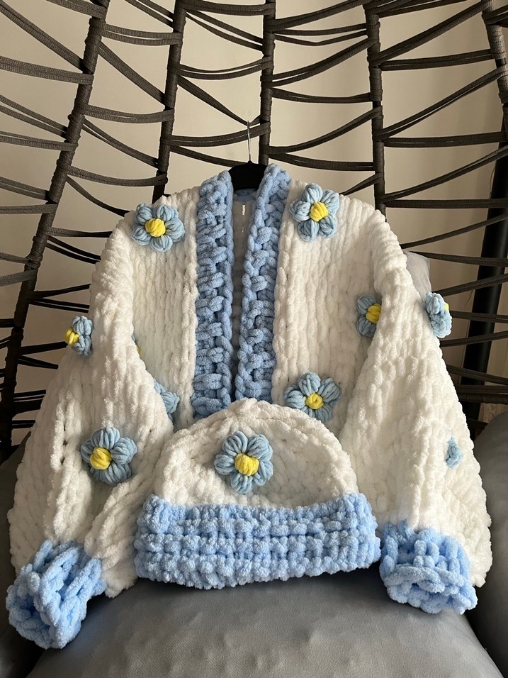 Nakışlı Kapüşonlu Kısa Örgü Hırka ve bere - Görsel 2