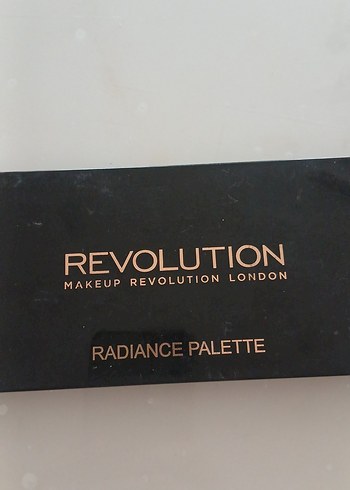 Revolution Bej Tonlu Kapatıcı ve Aydınlatıcı Paleti