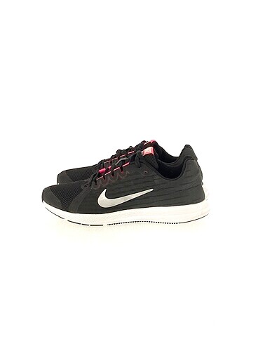 Nike Spor Ayakkabı %70 İndirimli.