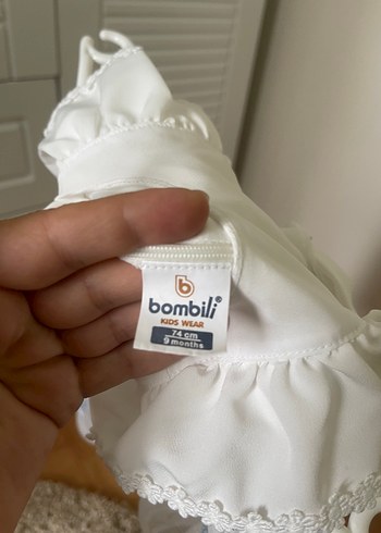 Bombili Kız Çocuk Beyaz Nakışlı Fırfırlı Elbise