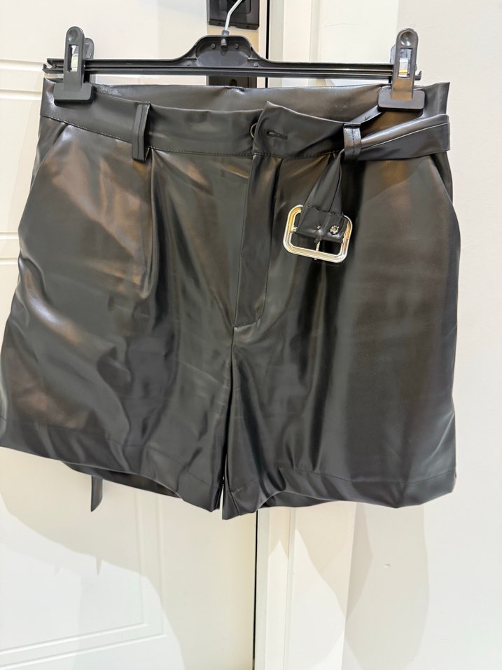 Kemerli Siyah Deri Mini Şort - Görsel 2