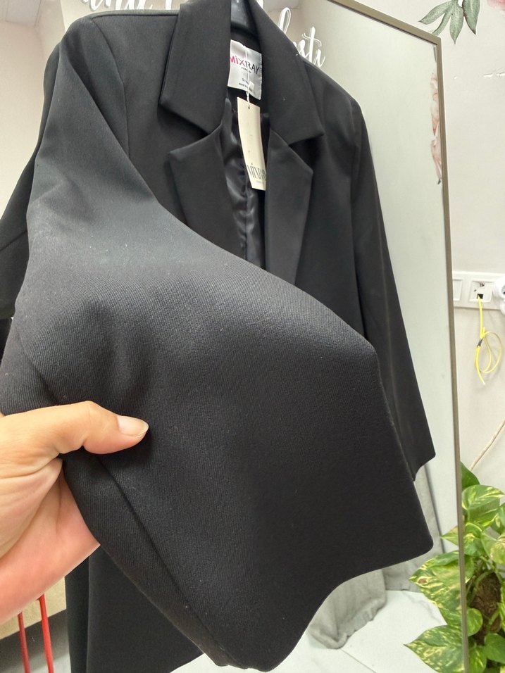Şıklığın Simgesi: Siyah Uzun Kollu Blazer Ceket — görsel 2/4