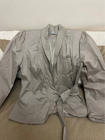 Kısa bağlamalı blazer
