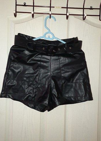 Kemerli Siyah Deri Mini Şort - Görsel 2