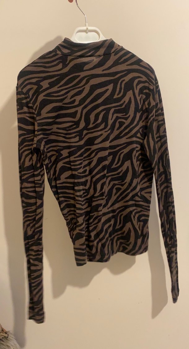 Kahverengi Zebra Desenli Balıkçı Yaka Bluz - Görsel 2