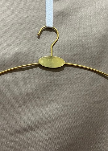 Parlak Altın Renkli Metal Askı - Görsel 2