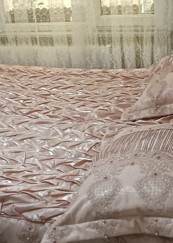 İşlemeli Bej Parlak Yatak Örtüsü - Görsel 3