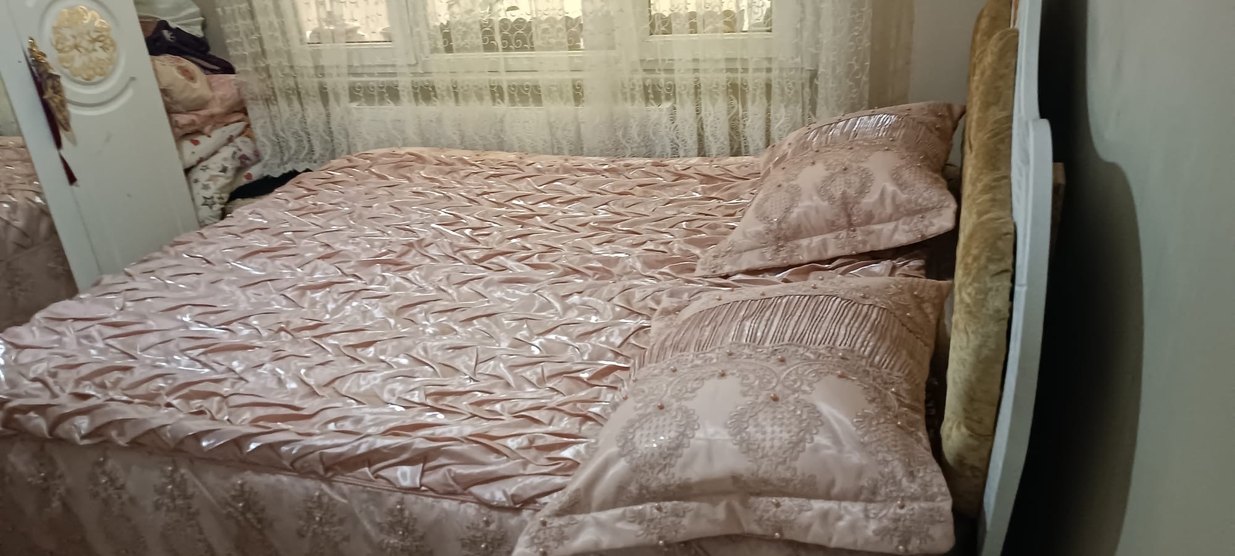 İşlemeli Bej Parlak Yatak Örtüsü - Görsel 3