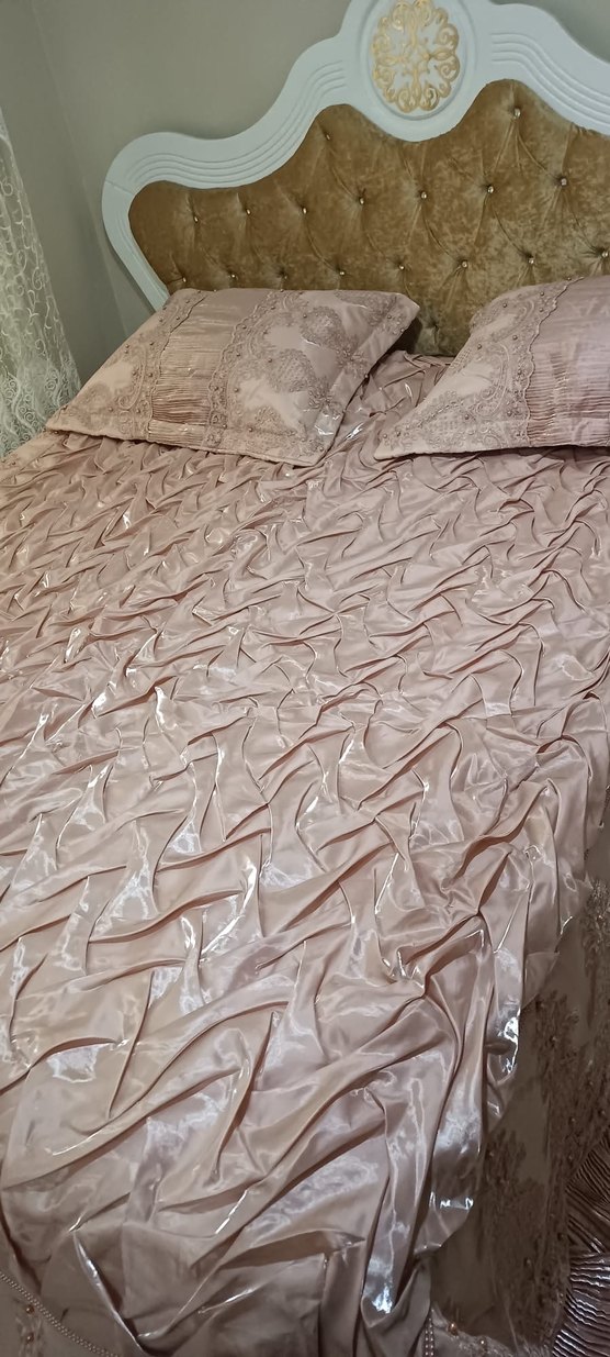 İşlemeli Bej Parlak Yatak Örtüsü - Görsel 4
