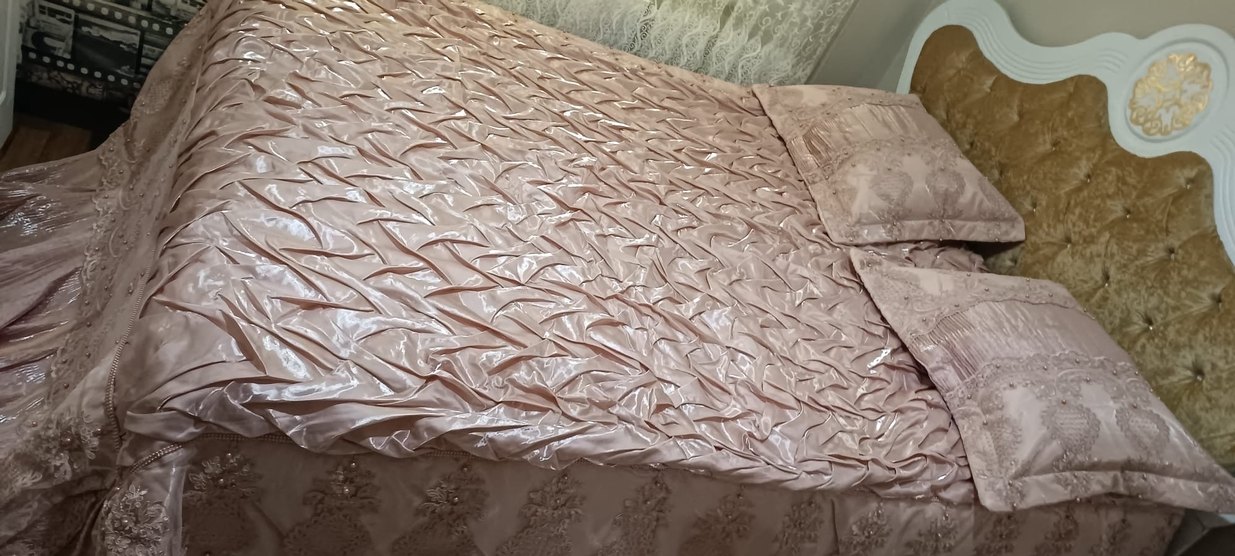 İşlemeli Bej Parlak Yatak Örtüsü - Görsel 2