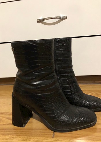 Siyah Yılan Derisi Desenli Topuklu Bot - Görsel 2