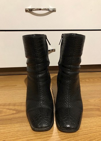 Siyah Yılan Derisi Desenli Topuklu Bot - Görsel 3