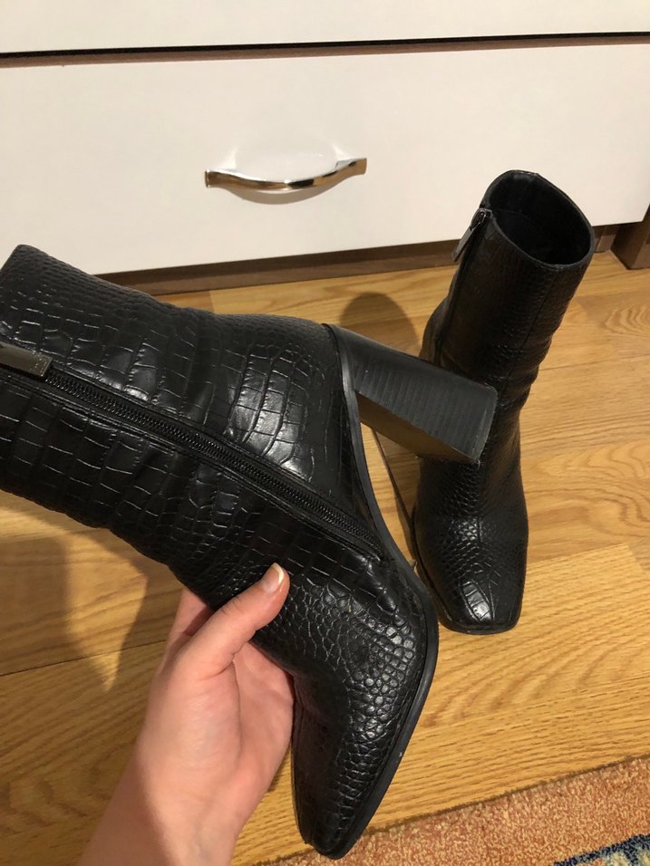 Siyah Yılan Derisi Desenli Topuklu Bot - Görsel 4