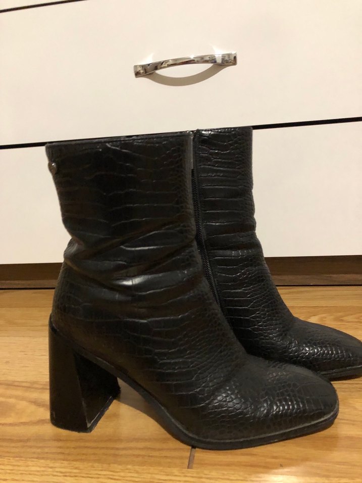 Siyah Yılan Derisi Desenli Topuklu Bot - Görsel 2