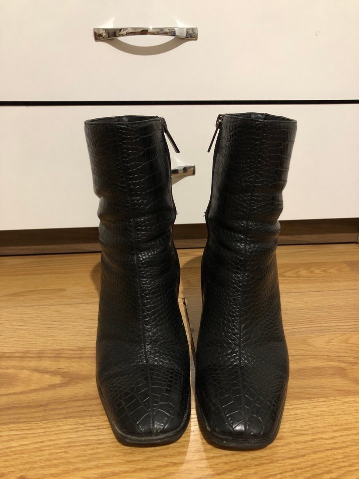 Siyah Yılan Derisi Desenli Topuklu Bot - Görsel 3