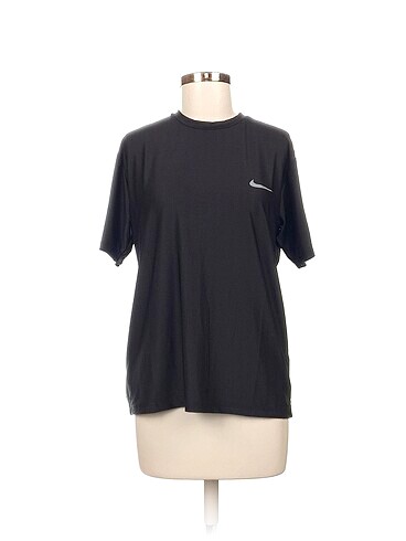 Nike T-shirt %70 İndirimli.