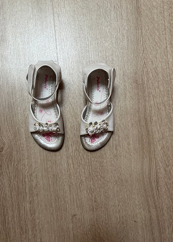 Beyaz Çiçekli Kız Çocuk Sandalet