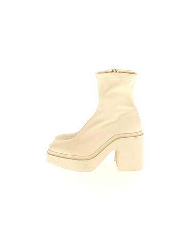 Stradivarius Bot %70 İndirimli.