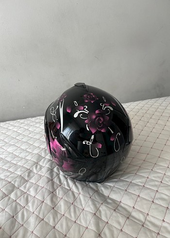 Kemerli Siyah Çiçek Desenli Kask - Görsel 2