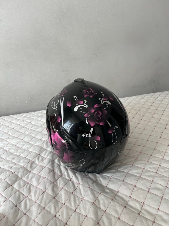 Kemerli Siyah Çiçek Desenli Kask - Görsel 2