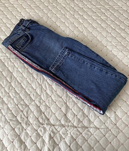 LC Waikiki Kenarları şeritli kot pantolon